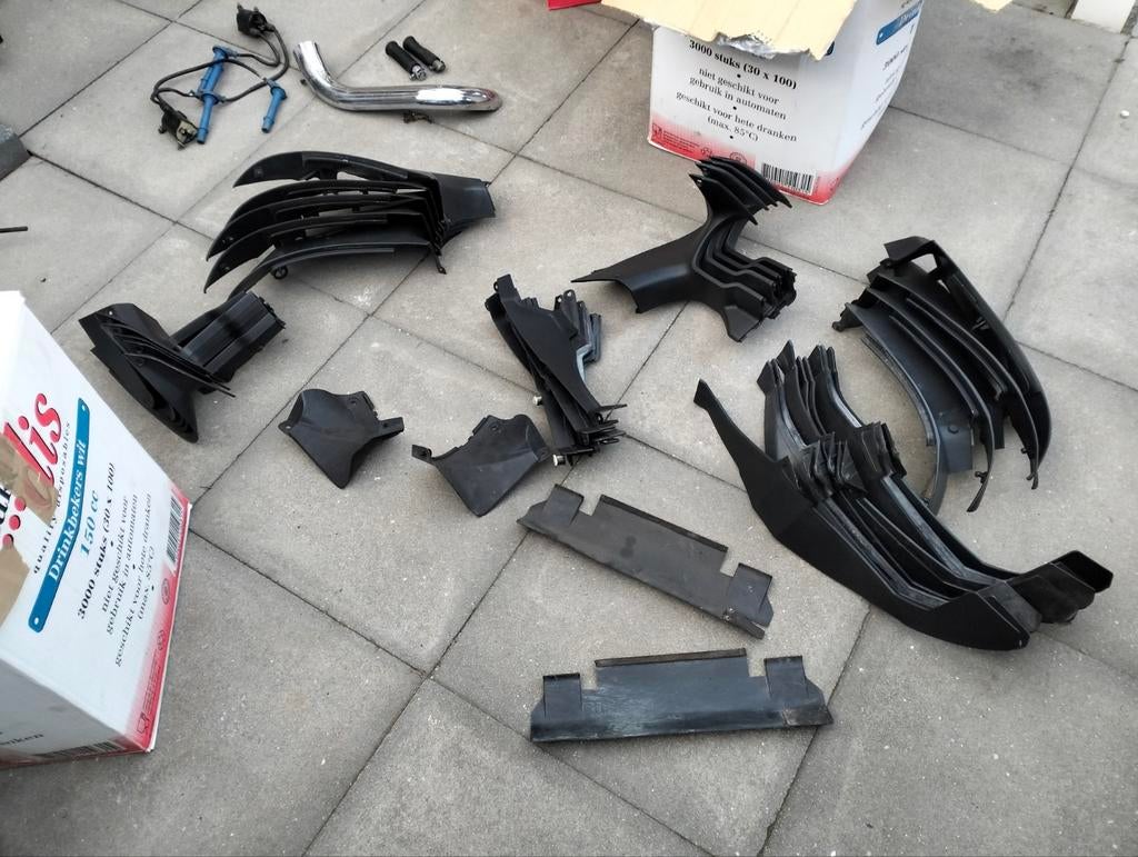 Diverse motoronderdelen: kappen en vloeistofreservoirs, Ophalen of Verzenden