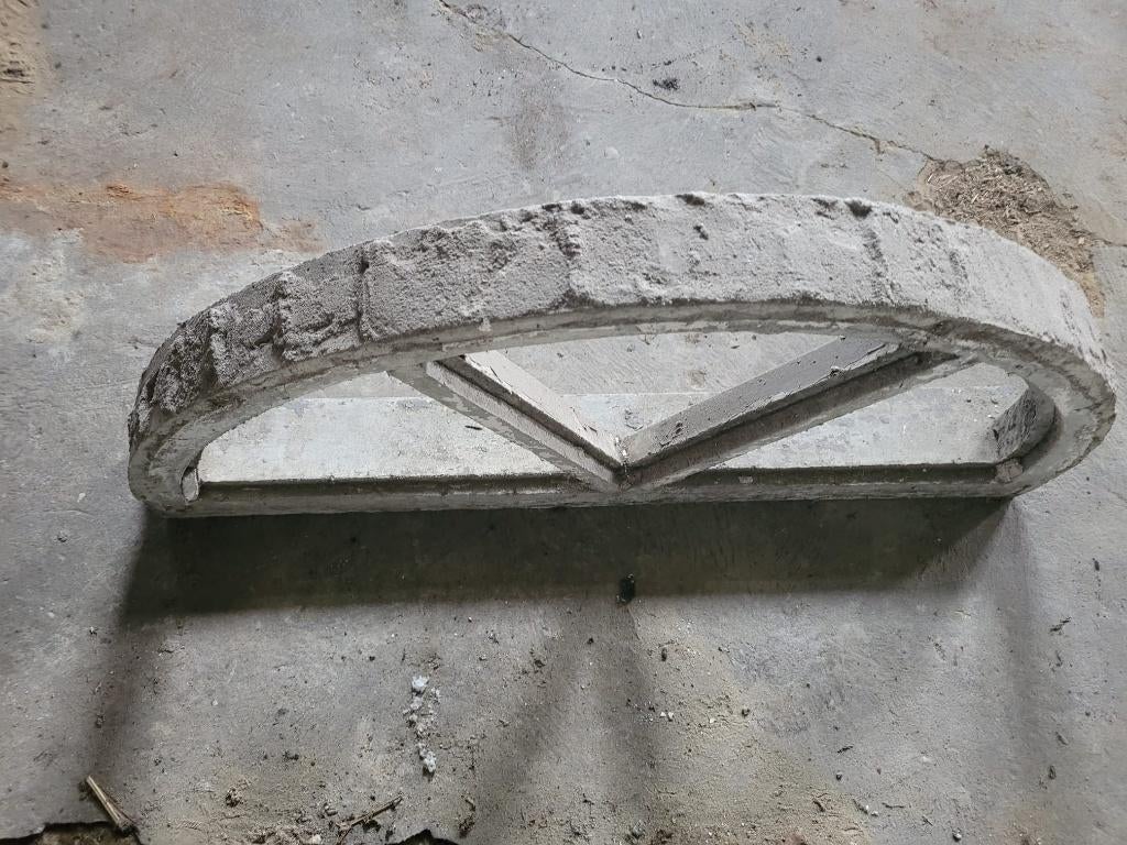 oud betonnen stalraampje halve maan, Gevelraam of Ruit, Gebruikt, Minder dan 80 cm, Minder dan 80 cm