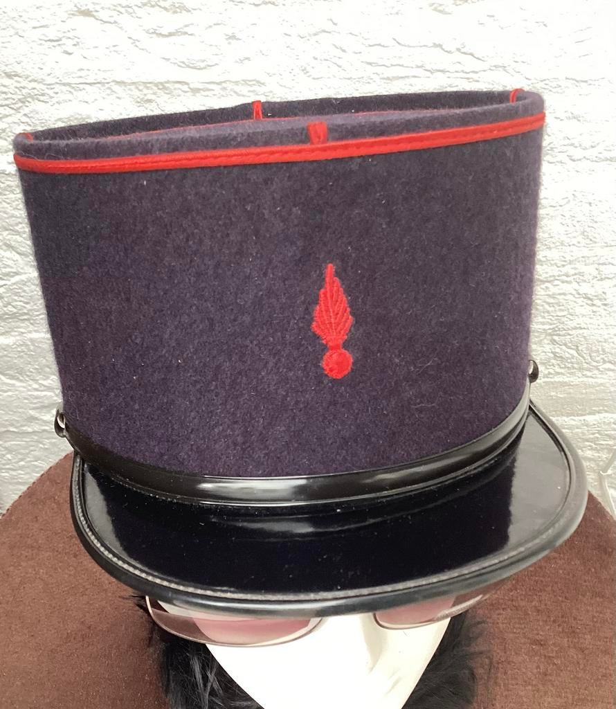 Franse kepie ,granaat embleem , blauw met rood maat 57, Ophalen of Verzenden, Overige soorten, Overige gebieden, Helm of Baret
