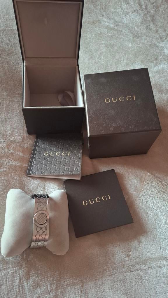 Gucci ( origineel) twirl horloge met zilveren band, zgan, Staal, Polshorloge, Zo goed als nieuw, Zilver