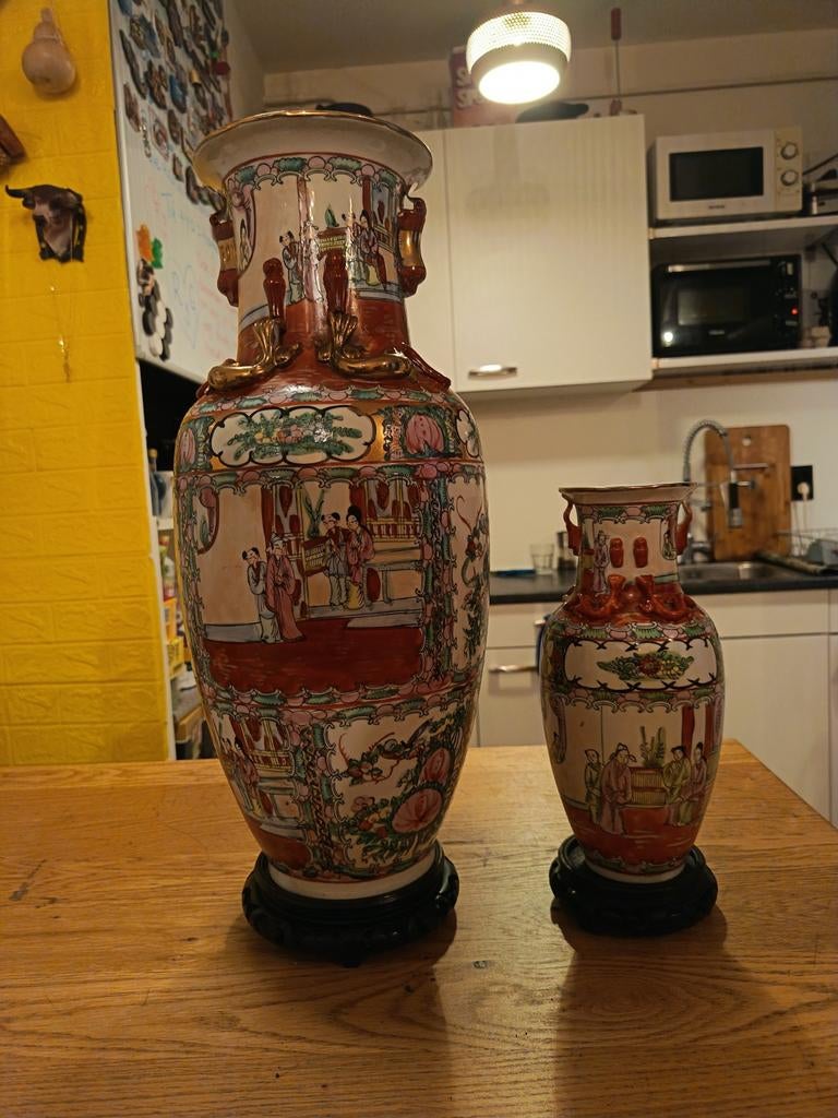Set van 2 Chinese vazen met handgeschilderde decoratie, Antiek en Kunst, Antiek | Vazen, Ophalen of Verzenden