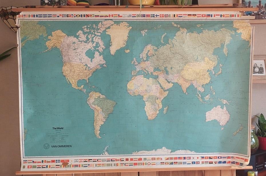 Linnen wereldkaart op stok met reclame Phs Van Ommeren € 35, Gelezen, Ophalen of Verzenden, Landkaart, 1800 tot 2000