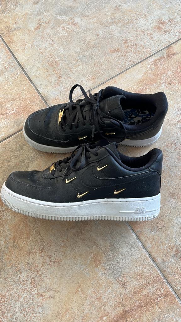 Nike schoenen zgn maat 7,5  Zwart met goud accent, Kleding | Dames, Schoenen, Ophalen of Verzenden, Zo goed als nieuw, Zwart, Sneakers of Gympen