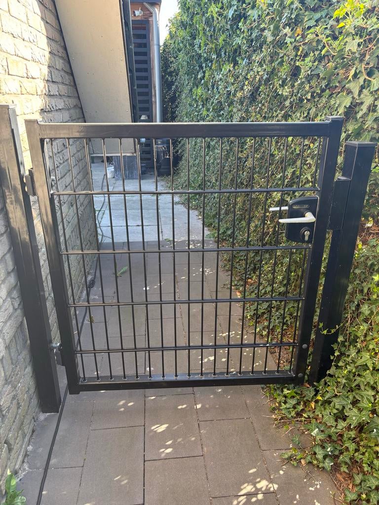 Zwart ijzeren hekwerk met poort en Locinox slot, Ophalen, Met poort, Gebruikt, Tuinhek