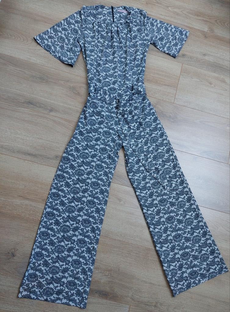 Jumpsuit Studio Anneloes met lace print mt S in nieuwstaat, Studio Anneloes, Zwart, Ophalen of Verzenden, Zo goed als nieuw