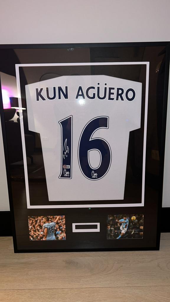 Gesigneerd & Ingelijst shirt Sergio Agüero 2013-14 Beckett, Sport en Fitness, Voetbal, Nieuw, Shirt, Ophalen of Verzenden