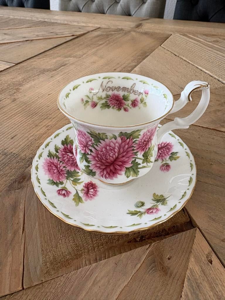 Royal Albert Flower of the Month November Chrysanthemum, Verzamelen, Porselein, Kristal en Bestek, Ophalen