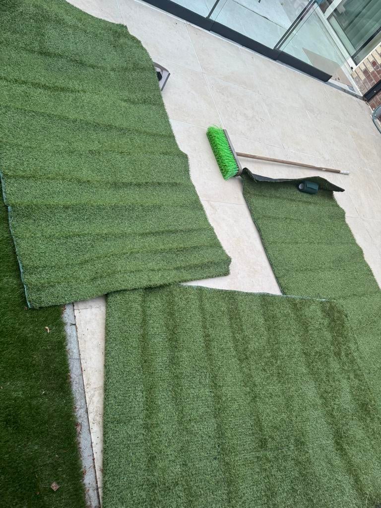 3 stukken kunstgras (+/- 2x1 m) met tape, Ophalen, Zo goed als nieuw, Minder dan 10 m²