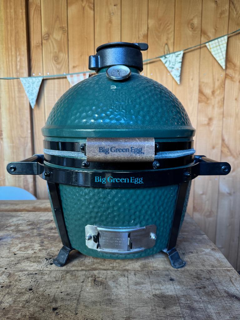 Verkocht | Big Green Egg MiniMax | Carrier, Tuin en Terras, Houtskoolbarbecues, Ophalen, Gebruikt, Big Green Egg