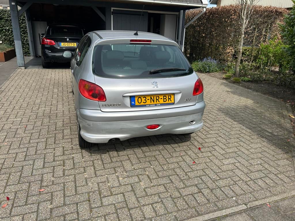 Peugeot 206 1.6 16V Gentry 3D 2004 Grijs, Auto's, Voorwielaandrijving, 40 €/maand, Zwart, Handgeschakeld