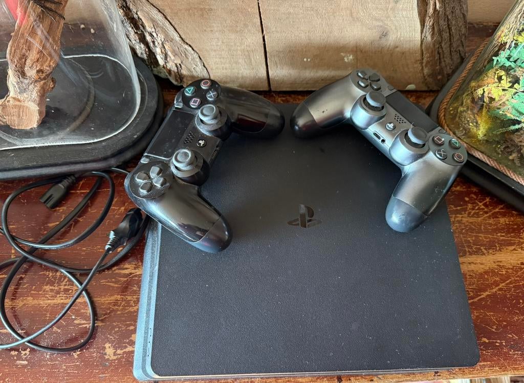 Oplaadfout! Playstation 4 met 2 controllers, Spelcomputers en Games, Ophalen of Verzenden, Met 2 controllers