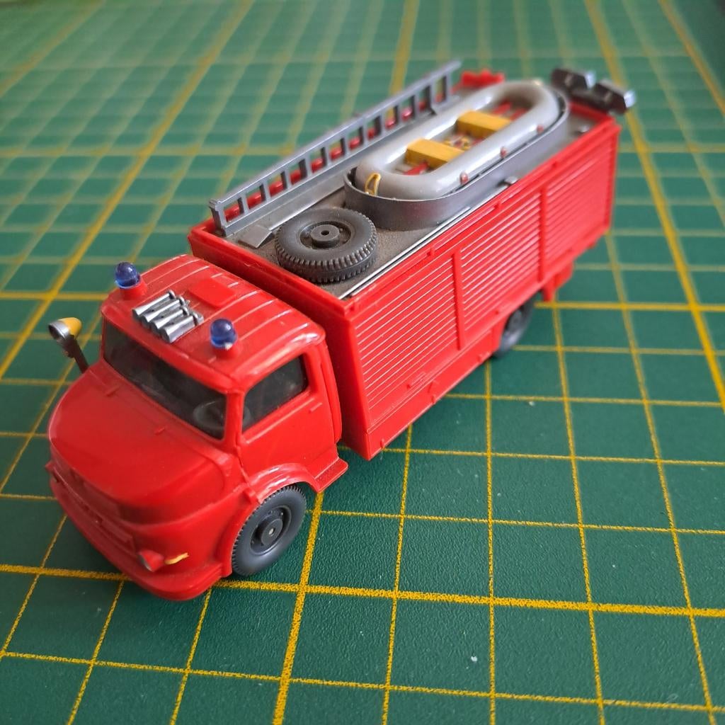 Wiking HO Mercedes Benz Brandweerauto met rubberboot, Overige merken, Gebruikt, Gelijkstroom of Wisselstroom, Overige typen