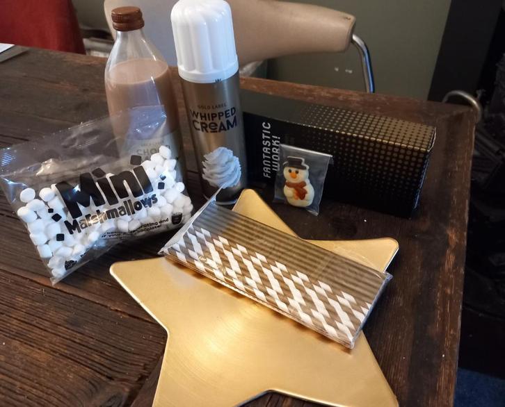 feestpakket, koekjes slagroom gratis bij serveerschaal Pasen, Diversen, Levensmiddelen, Ophalen