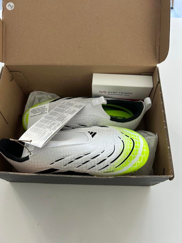 Gloednieuwe kids - Adidas voetbalschoenen, Kinderen en Baby's, Kinderkleding | Schoenen en Sokken, Ophalen, Nieuw, Jongen of Meisje
