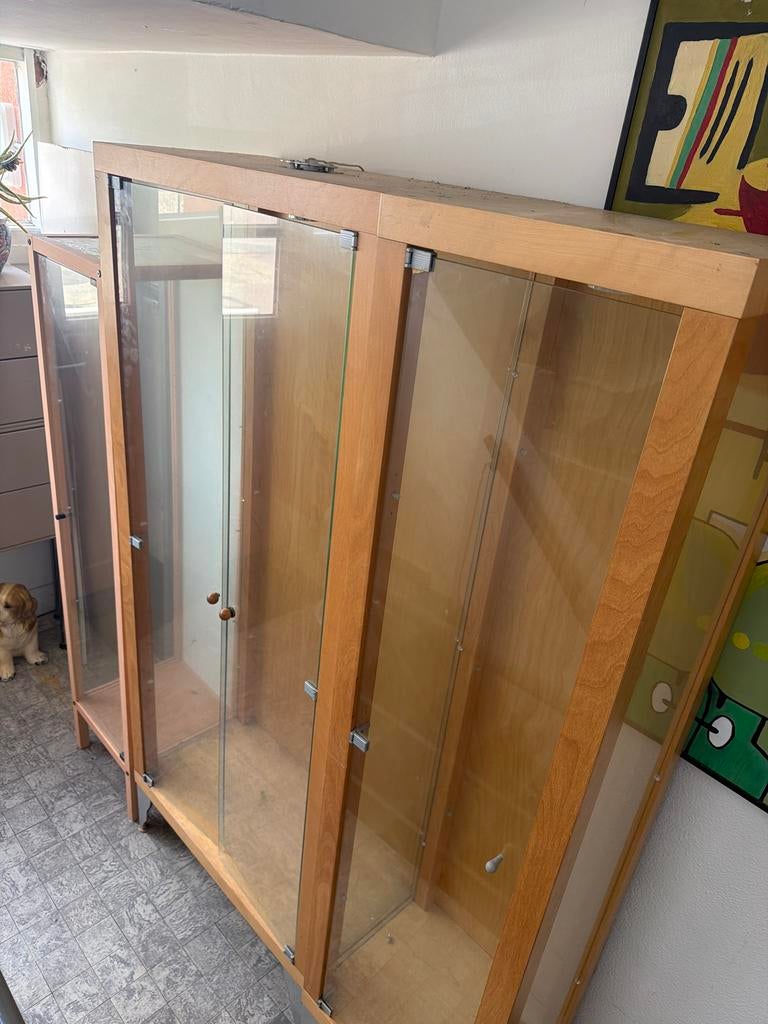 Houten vitrinekast met glazen deuren, Huis en Inrichting, Kasten | Vitrinekasten, Zo goed als nieuw, 150 tot 200 cm, 100 tot 150 cm