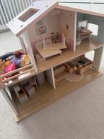 Houten Poppenhuis met Meubels en Poppen, Ophalen, Gebruikt, Poppenhuis