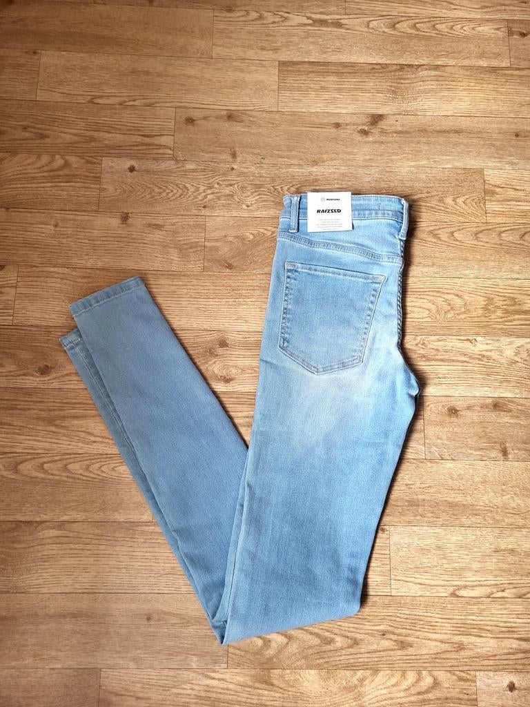 Nieuwe Raizzed Montana skinny jeans lichtblauw W25/L32, Kleding | Dames, Ophalen of Verzenden, Nieuw, Blauw, W27 (confectie 34) of kleiner