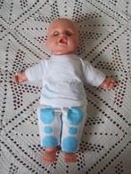 Pop 35 cm, met kleertjes aan in draagstoel, als nieuw, Ophalen of Verzenden, Zo goed als nieuw, Pop