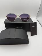 Prada zonnebril met paarse glazen, Sieraden, Tassen en Uiterlijk, Zonnebrillen en Brillen | Dames, Ophalen of Verzenden, Zwart