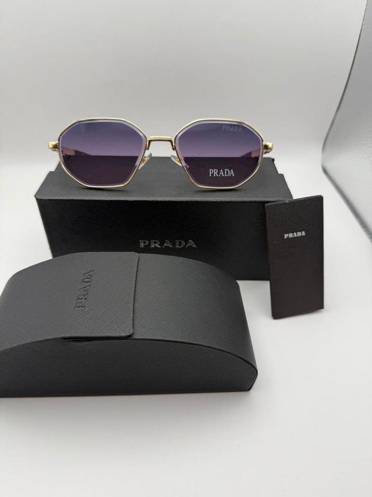 Prada zonnebril met paarse glazen, Sieraden, Tassen en Uiterlijk, Zonnebrillen en Brillen | Dames, Prada, Zwart, Ophalen of Verzenden