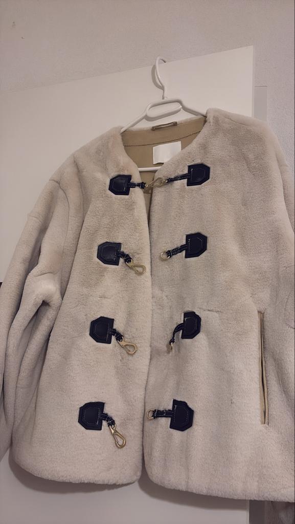 Witte faux fur jas met sluitingen, Ophalen of Verzenden, Gedragen, Maat 38/40 (M), Wit