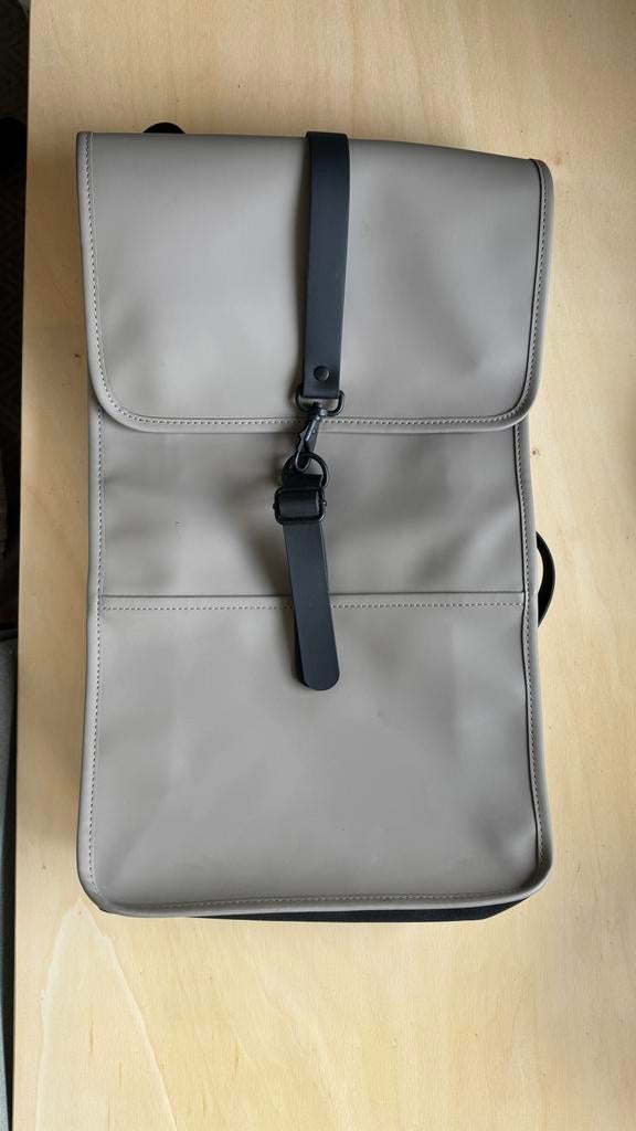 Rains rugzak beige, Sieraden, Tassen en Uiterlijk, Tassen | Rugtassen, Overige merken, Gebruikt, 25 tot 40 cm, Ophalen of Verzenden