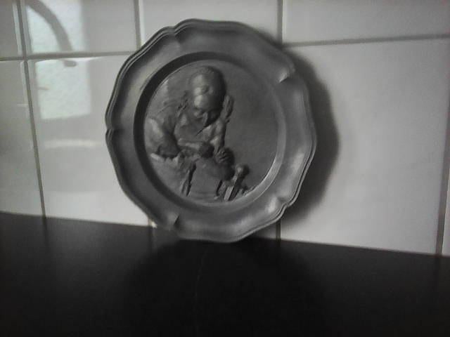 Vintage tinnen wandbord ‘kantklosser’ -22 cm-, Antiek en Kunst, Antiek | Tin, Ophalen