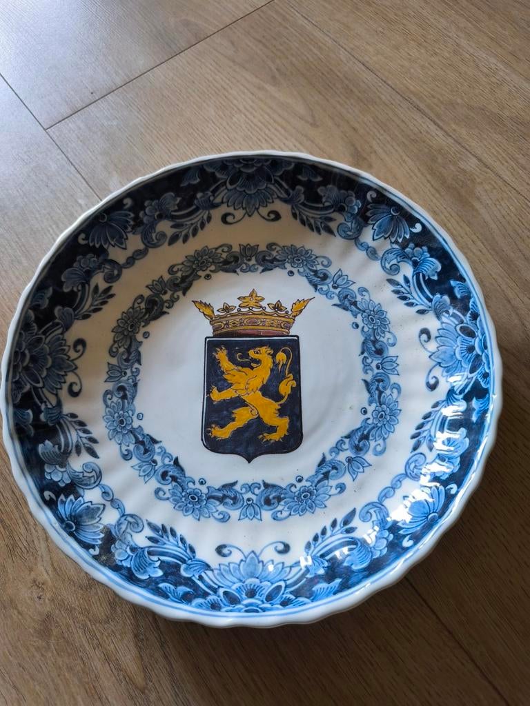 Makkum Tichelaar bord met wapen van Leeuwarden, Ophalen of Verzenden