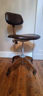 Oude buro of bureaustoel met kunstleer op wielen., Ophalen