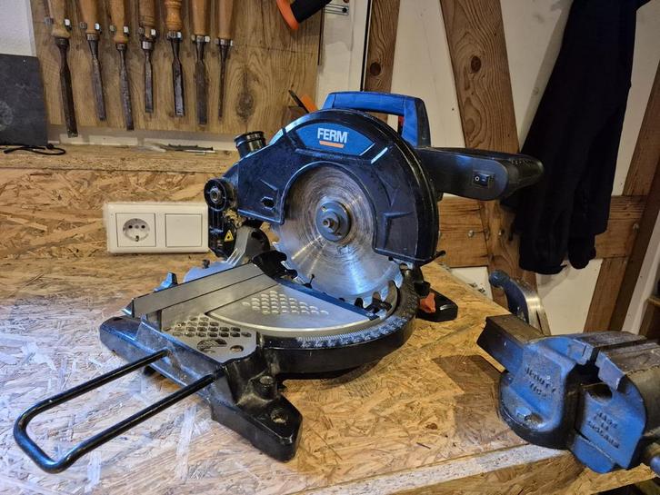 Ferm Afkortzaag - Gebruikt maar in goede staat, Doe-het-zelf en Verbouw, Gereedschap | Zaagmachines, Gebruikt, Afkortzaag, 1200 watt of meer