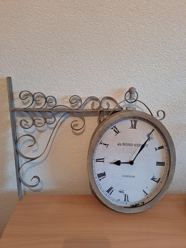 Dubbelzijdige wandklok met ophangbeugel - London stijl, Ophalen, Zo goed als nieuw, Analoog, Wandklok