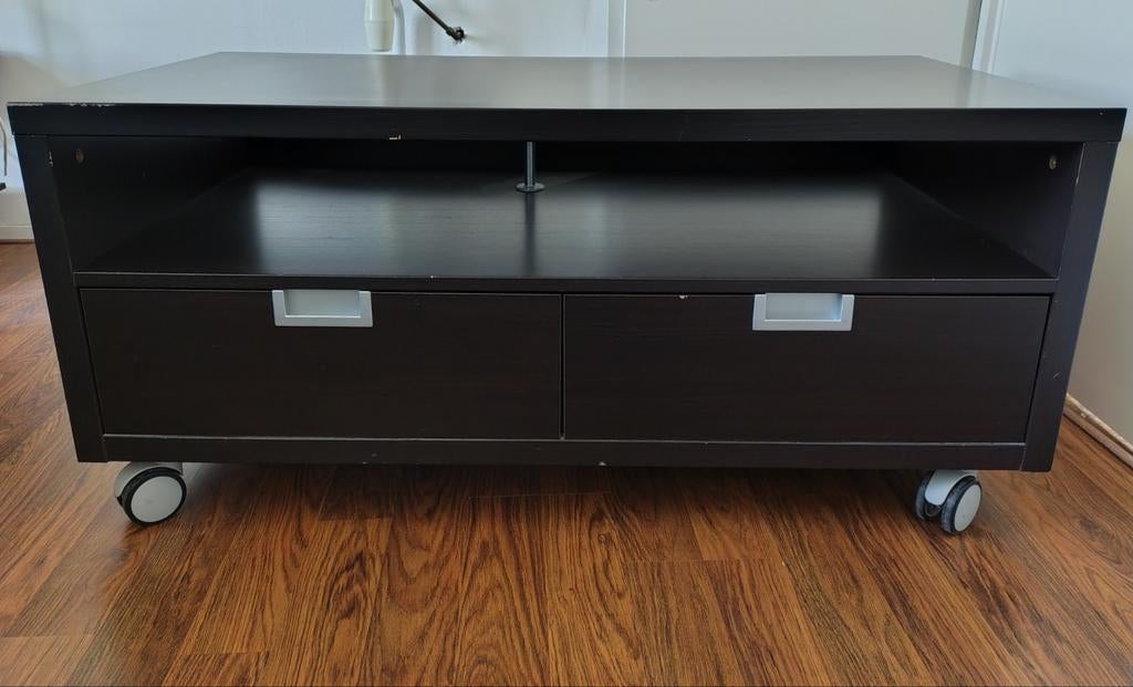 Ikea tv meubel op wielen, zwart bruin, Huis en Inrichting, Kasten | Televisiemeubels, Ophalen