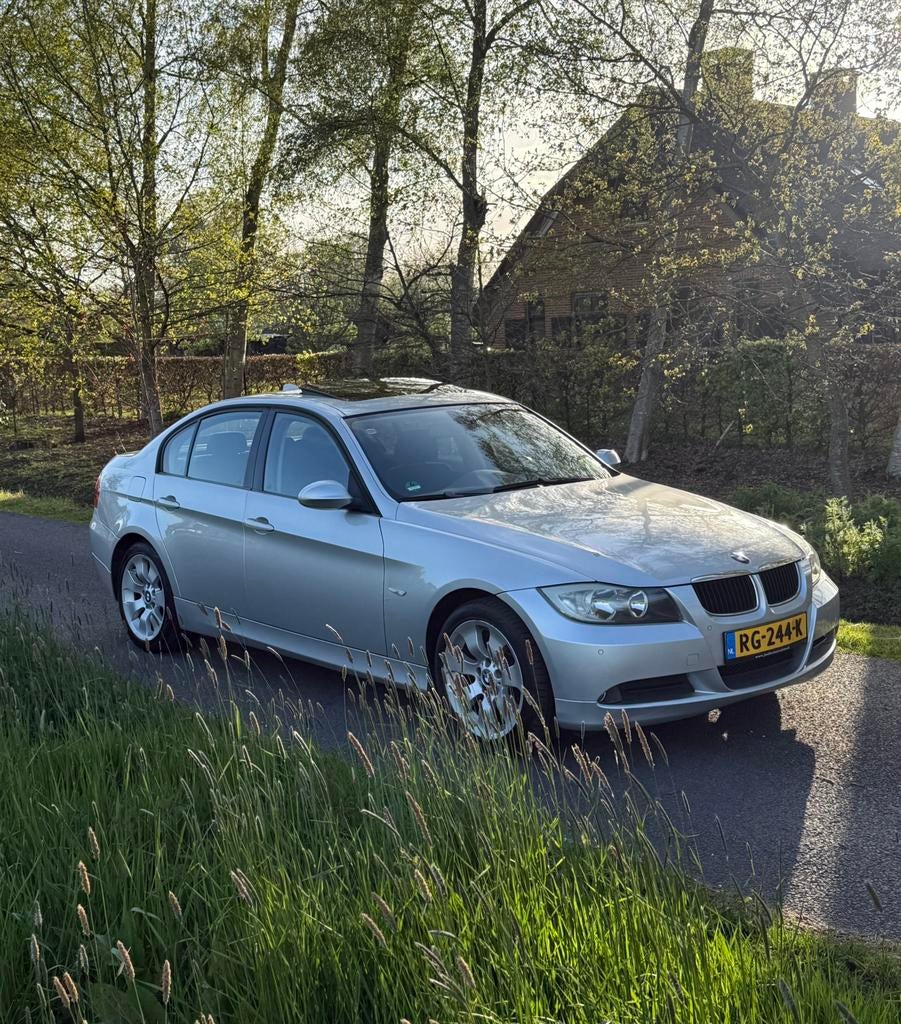 Bmw 318i High Excutive/Pano/Parkeersensoren/stoelverwarming, Zwart, 4 cilinders, 129 pk, 14 km/l