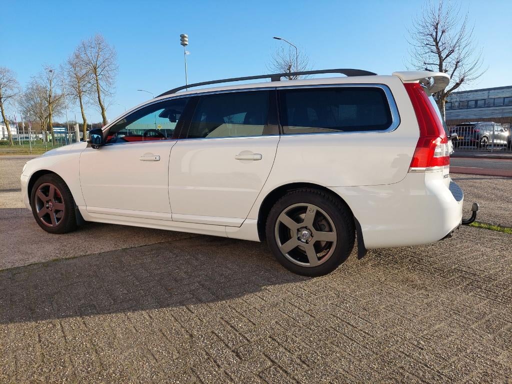 Volvo V70 T5 Momentum 253 pk Start/stop Geartronic 2015 Wit, 1800 kg, 4 cilinders, 1969 cc, Leder en Stof
