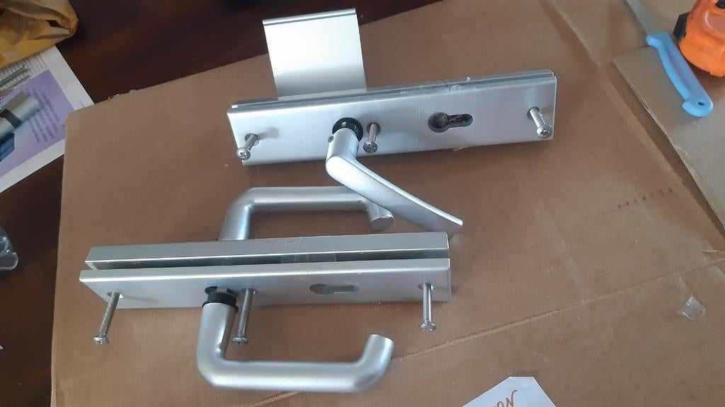 Deurbeslag SKG 3 sterren met anti-trekbeveiliging, Ophalen of Verzenden, Zo goed als nieuw, Overige materialen, Klink of Kruk