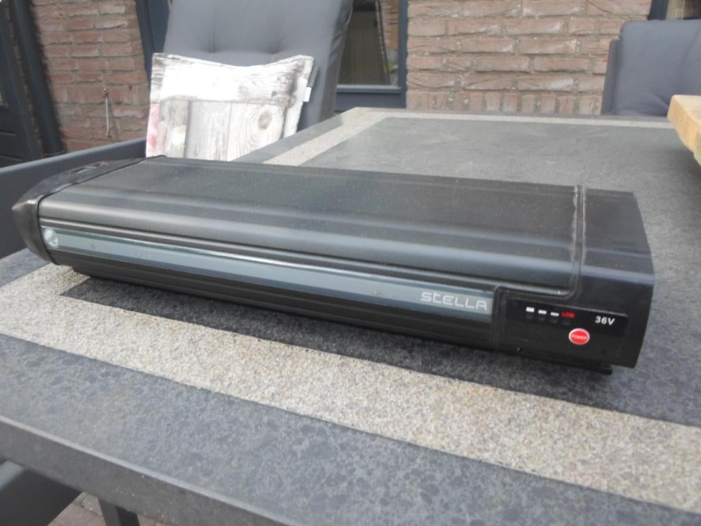 Stella Accu Type 2 (defect) laat niet op, Fietsen en Brommers, Ophalen of Verzenden, Gebruikt