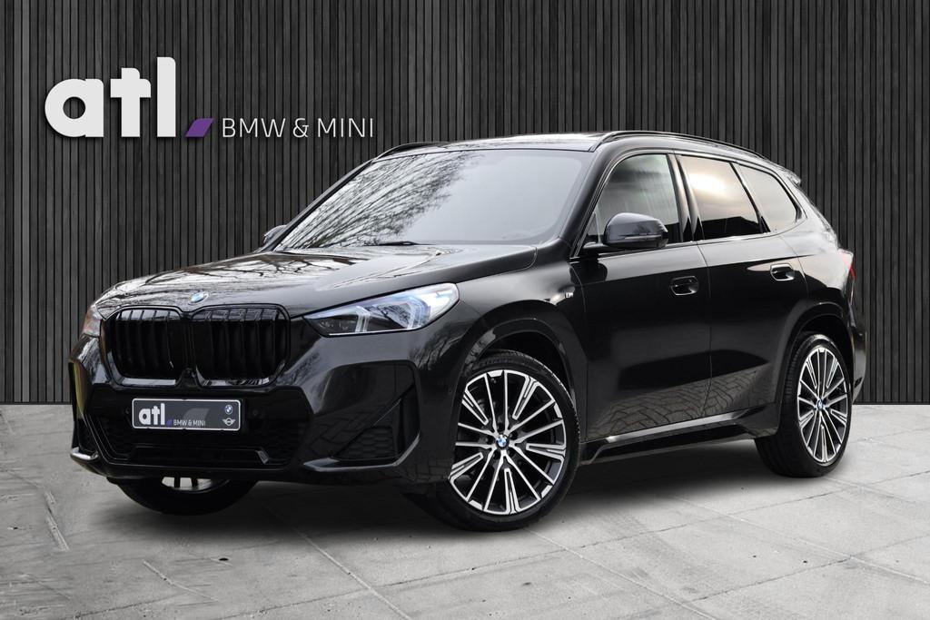 BMW X1 sDrive18i VOL | M-pakket | Pano | HUD | Massage | 360, Auto's, BMW, Gebruikt, Zwart, Bedrijf, 3 cilinders