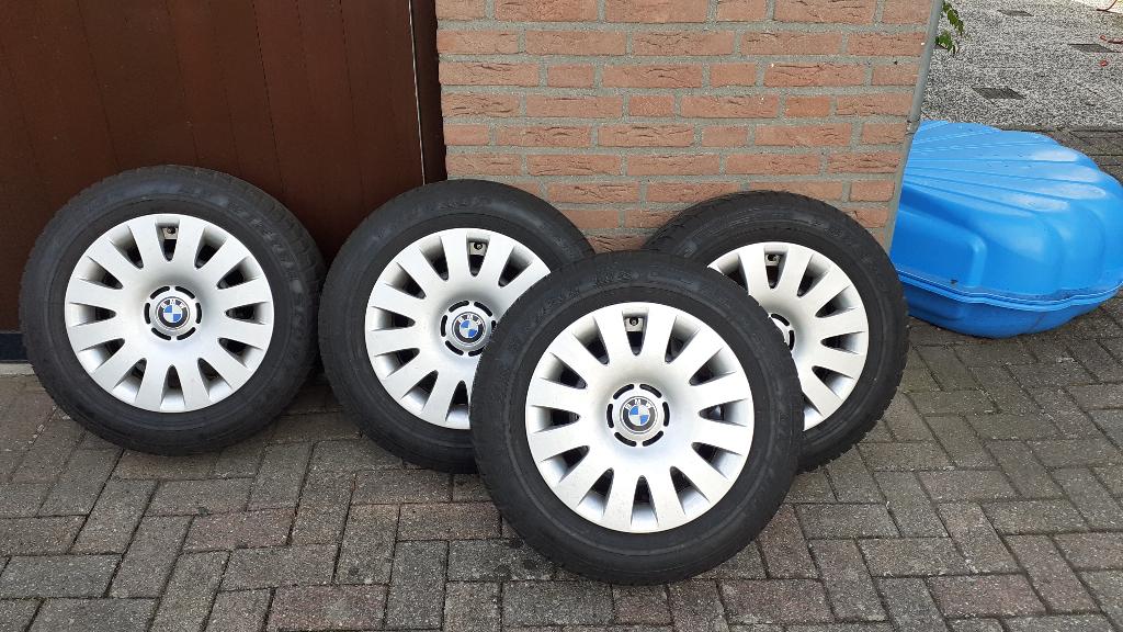 Stalen velgen met BMW wieldeksels en winterbanden, Ophalen, Gebruikt