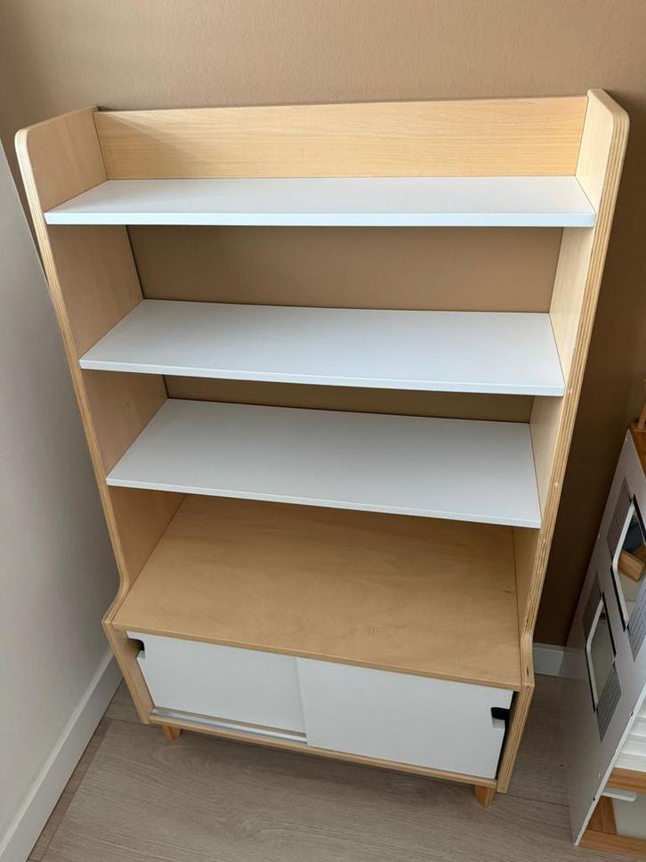 Petit Amelie kastje - Boekenkast met schuifdeur, Kinderen en Baby's, Kinderkamer | Commodes en Kasten, Gebruikt, Kast, 105 cm of meer