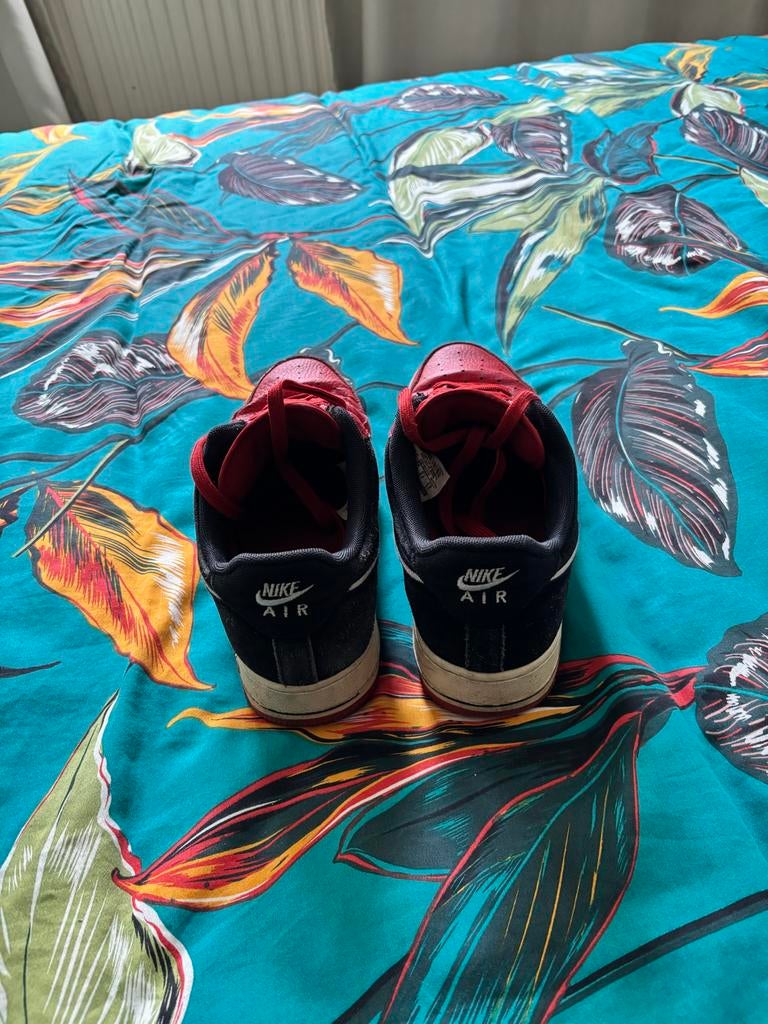 Nike Air Force 1 - Rood/Zwart Sneakers, Kleding | Heren, Schoenen, Ophalen of Verzenden, Gedragen, Sneakers of Gympen