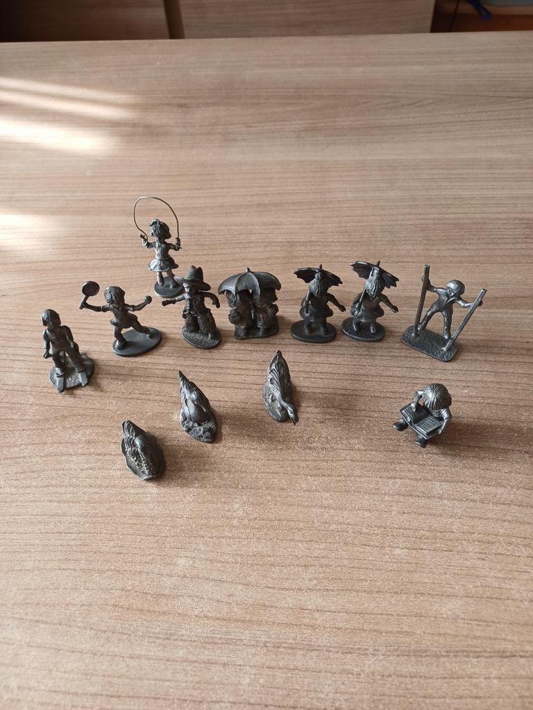 Mini tinnen beeldjes van spelende en sportende kinderen, Verzamelen, Ophalen of Verzenden, Gebruikt