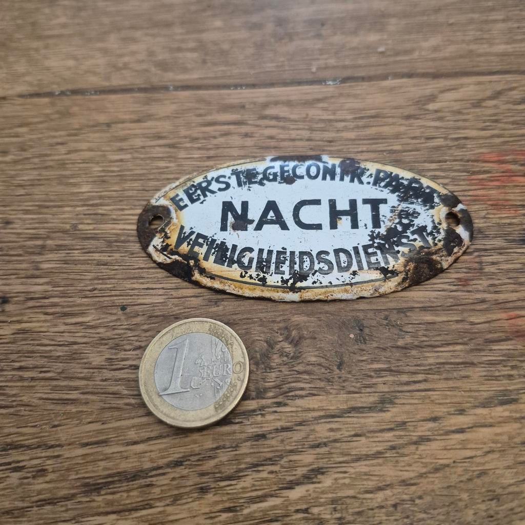 Oud geëmailleerd bordje 'NACHT VEILIGHEIDSDIENST', Antiek en Kunst, Antiek | Emaille, Ophalen of Verzenden