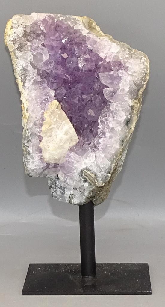 Amethist met Calciet op standaard – 17,5 cm, Verzamelen, Mineralen en Fossielen, Mineraal, Ophalen of Verzenden