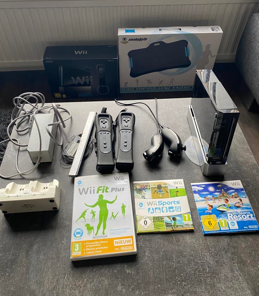 Nintendo Wii zwart incl balanceboard & games, Ophalen, Zo goed als nieuw, Met 2 controllers