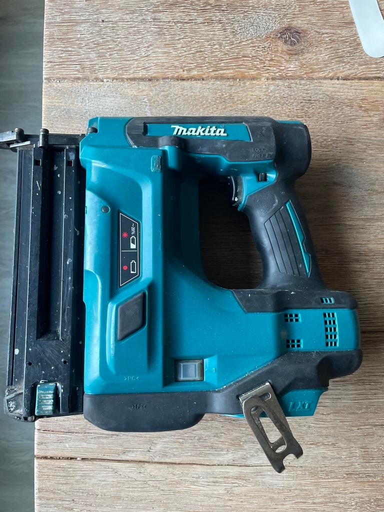 Makita DBN500 tacker, Doe-het-zelf en Verbouw, Ophalen of Verzenden, Gebruikt