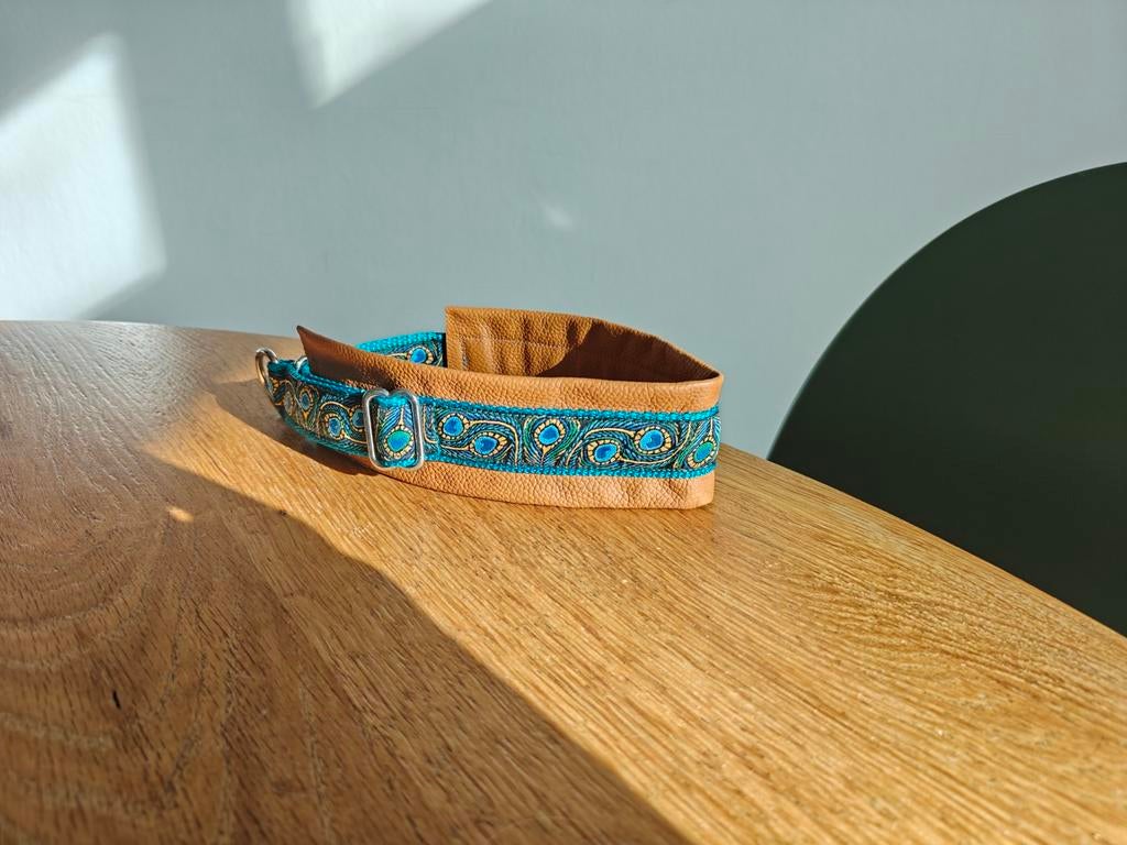 Leren halsband met mooie stoffen patroon. 36-43cm, Ophalen, Handgemaakt, Nieuw