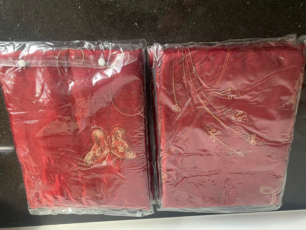 Rode gordijnen met vlinderpatroon, Huis en Inrichting, Stoffering | Gordijnen en Lamellen, Ophalen, 100 tot 150 cm, 200 cm of meer