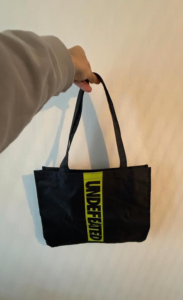 Starbucks x Undefeated small tote bag., Sieraden, Tassen en Uiterlijk, Tassen | Damestassen, Nieuw, Shopper, Zwart, Ophalen of Verzenden