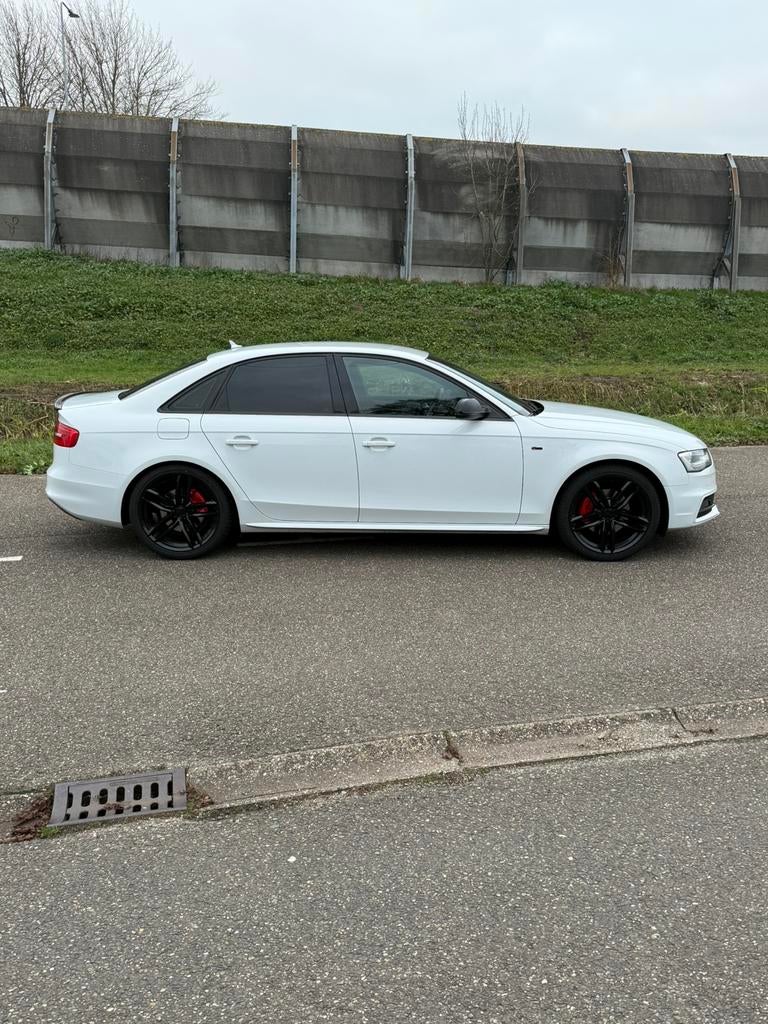 Audi A4 Sport 270pk bom vol Nw APK vol onderhouden zeer mooi, Zwart, 4 cilinders, Origineel Nederlands, 75 €/maand