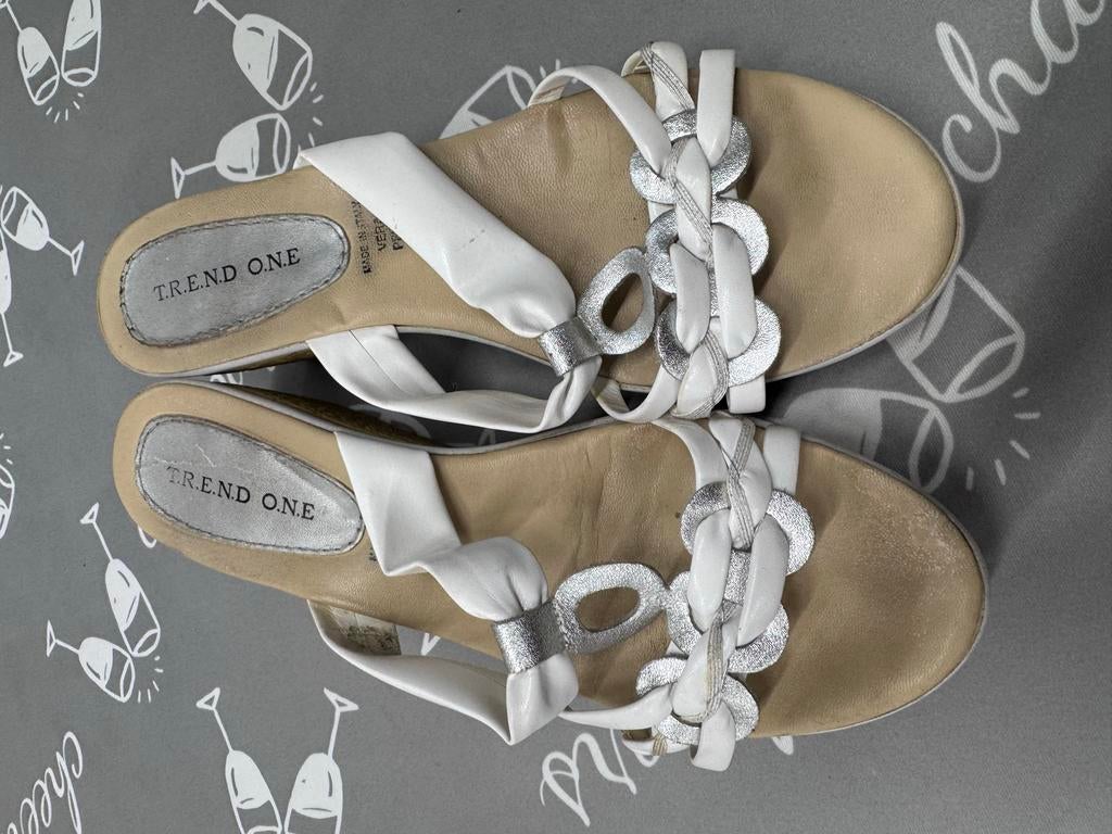 Witte sandalen met zilveren details - Trend One, Ophalen of Verzenden, Gedragen, Wit, Sandalen of Muiltjes